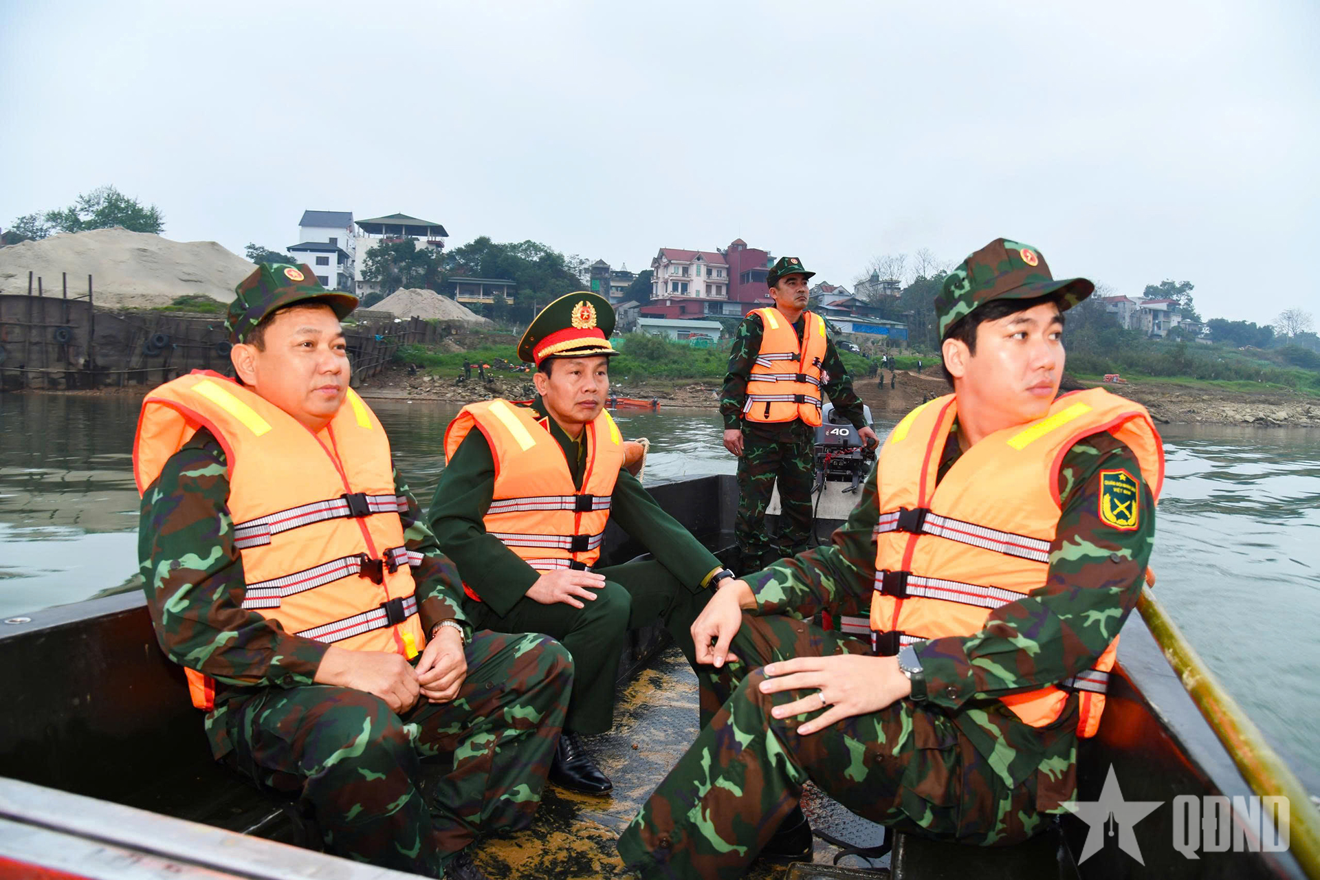 Tư lệnh Quân khu 2 kiểm tra công tác chuẩn bị lắp đặt cầu phao qua sông Lô